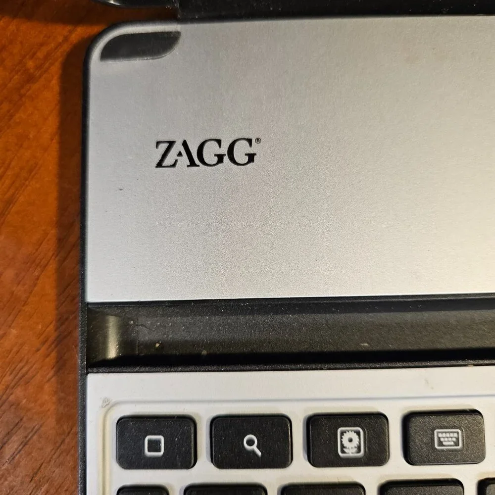 Zagg folio Bluetooth Keyboard Protective Case for iPad 2